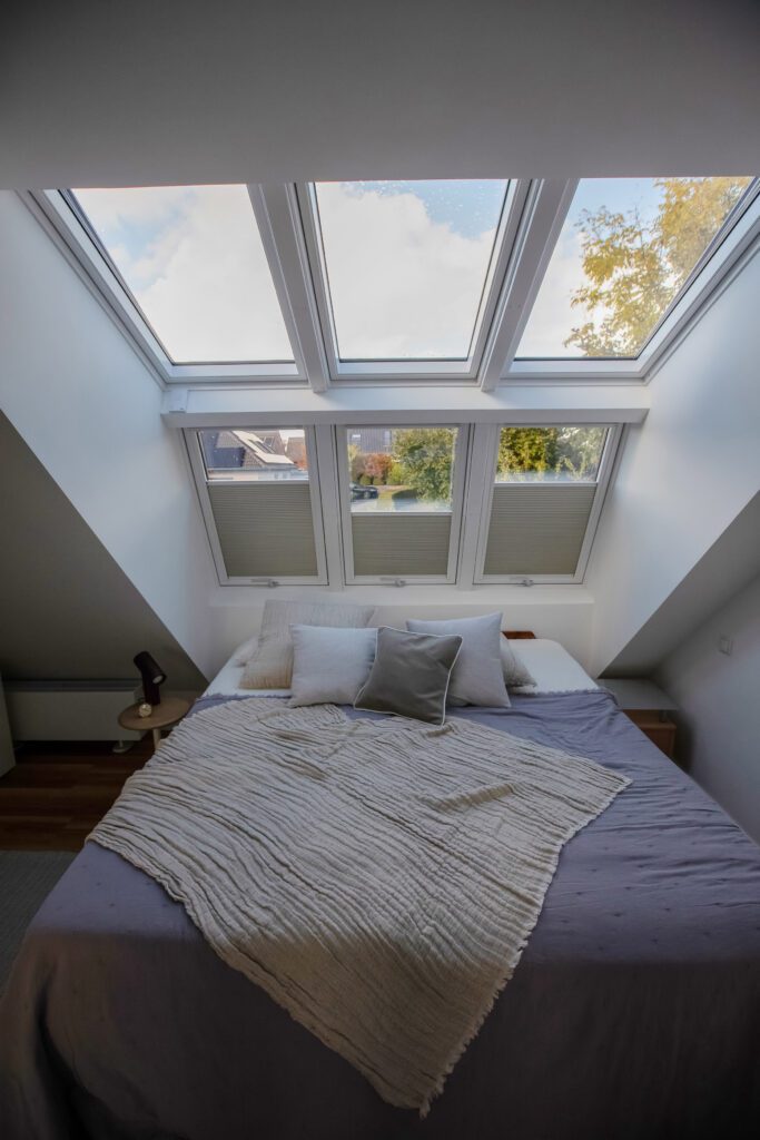 Eine VELUX Fenstergaube (Panorama) in einem Schlafzimmer.