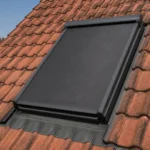 Dachfenster mit außen liegendem Rollo aus dunklem Gewebe