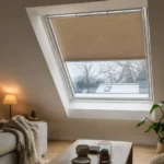 Wabenplissee am Dachfenster in einem winterlichen Wohnzimmer