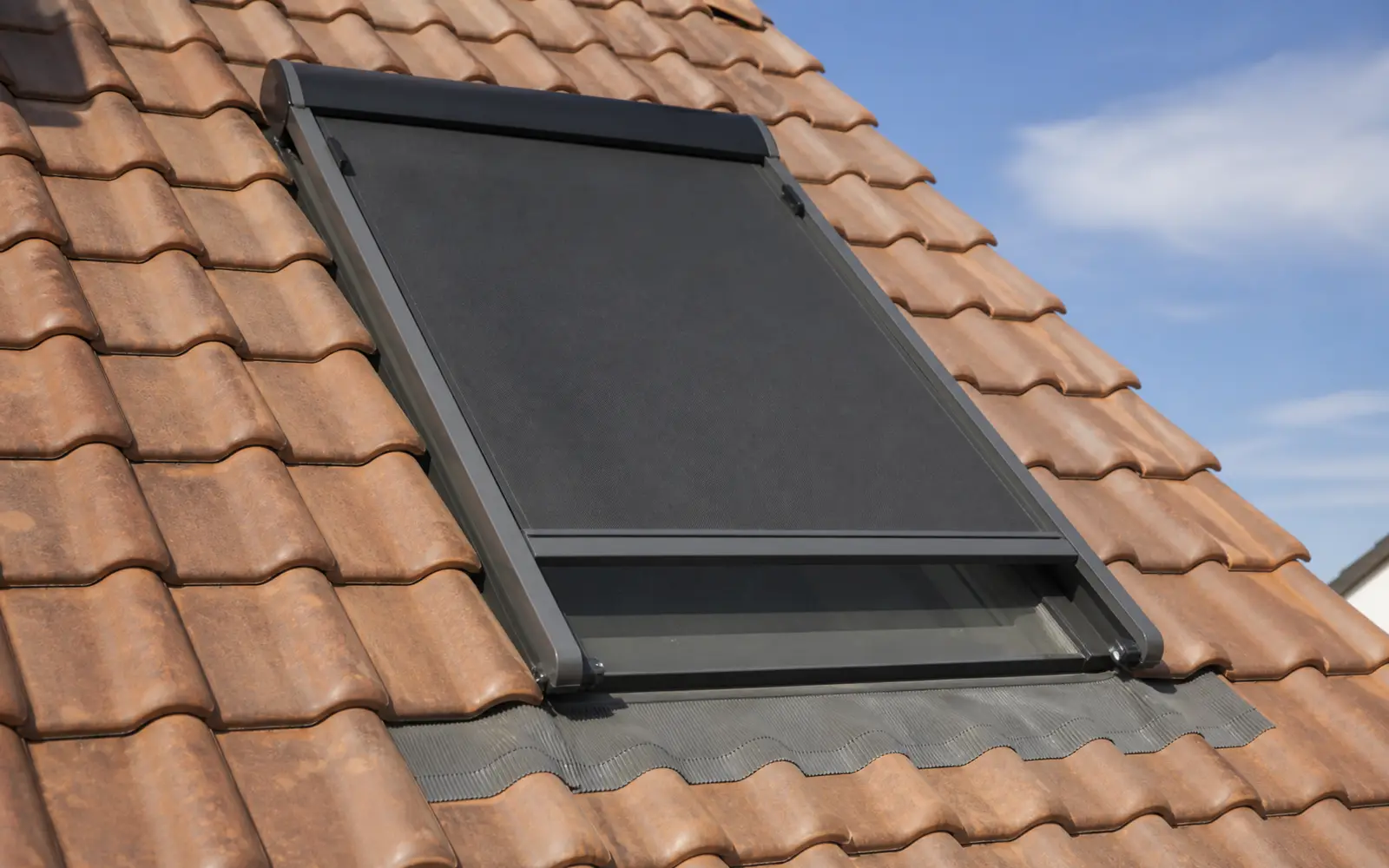 VELUX Hitzeschutz-Markise: Lohnt sie sich für dein Dachfenster?