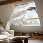 Dachwohnung kühlen ohne Klimaanlage: 12 wirksame Maßnahmen Dachwohnung im Sommer mit gekipptem Fenster und Ventilator