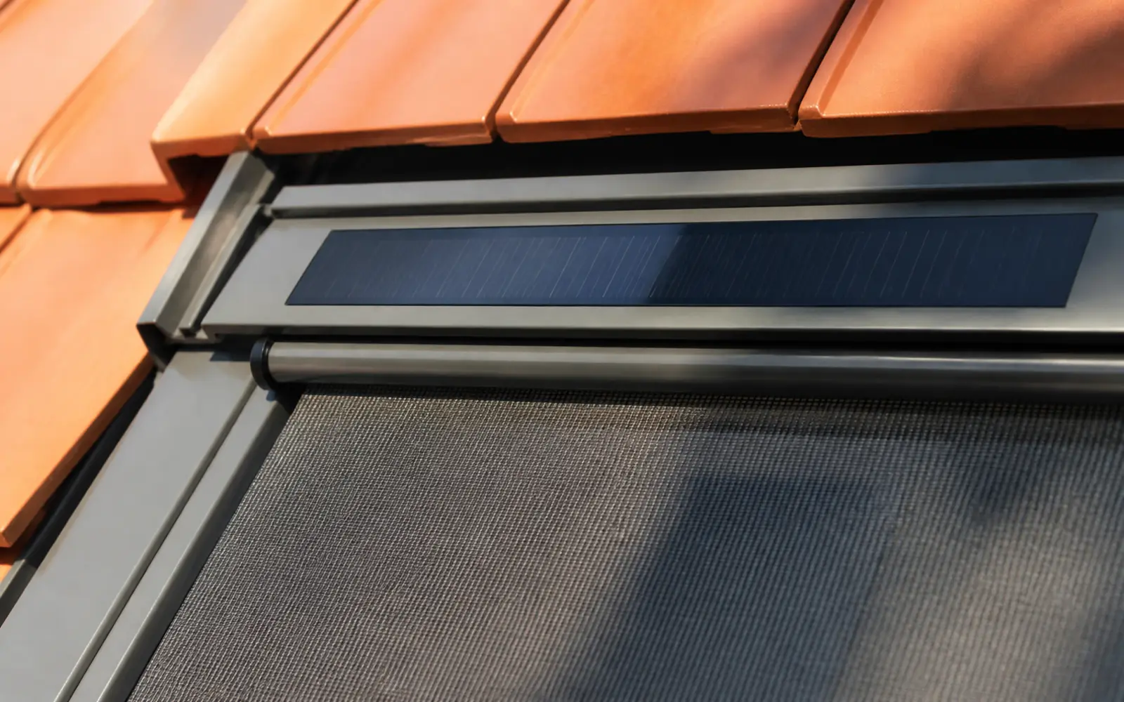 VELUX Hitzeschutz-Markise: Solar oder manuell? Der Vergleich