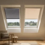 Dachzimmer mit zwei Fenstern – eines mit Außenmarkise, eines mit Innenrollo