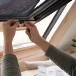 Montage einer Hitzeschutz-Markise am geöffneten Dachfenster