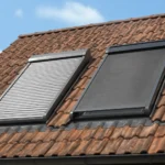 VELUX Rollladen oder Hitzeschutz-Markise: Was ist die bessere Wahl? Zwei Dachfenster nebeneinander mit Rollladen und Markise