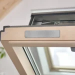 Blick auf das Typenschild am oberen Rahmen eines geöffneten Dachfensters