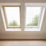 VELUX oder Roto: Welches Dachfenster ist besser? Zwei Dachfenster nebeneinander mit unterschiedlichen Rahmen
