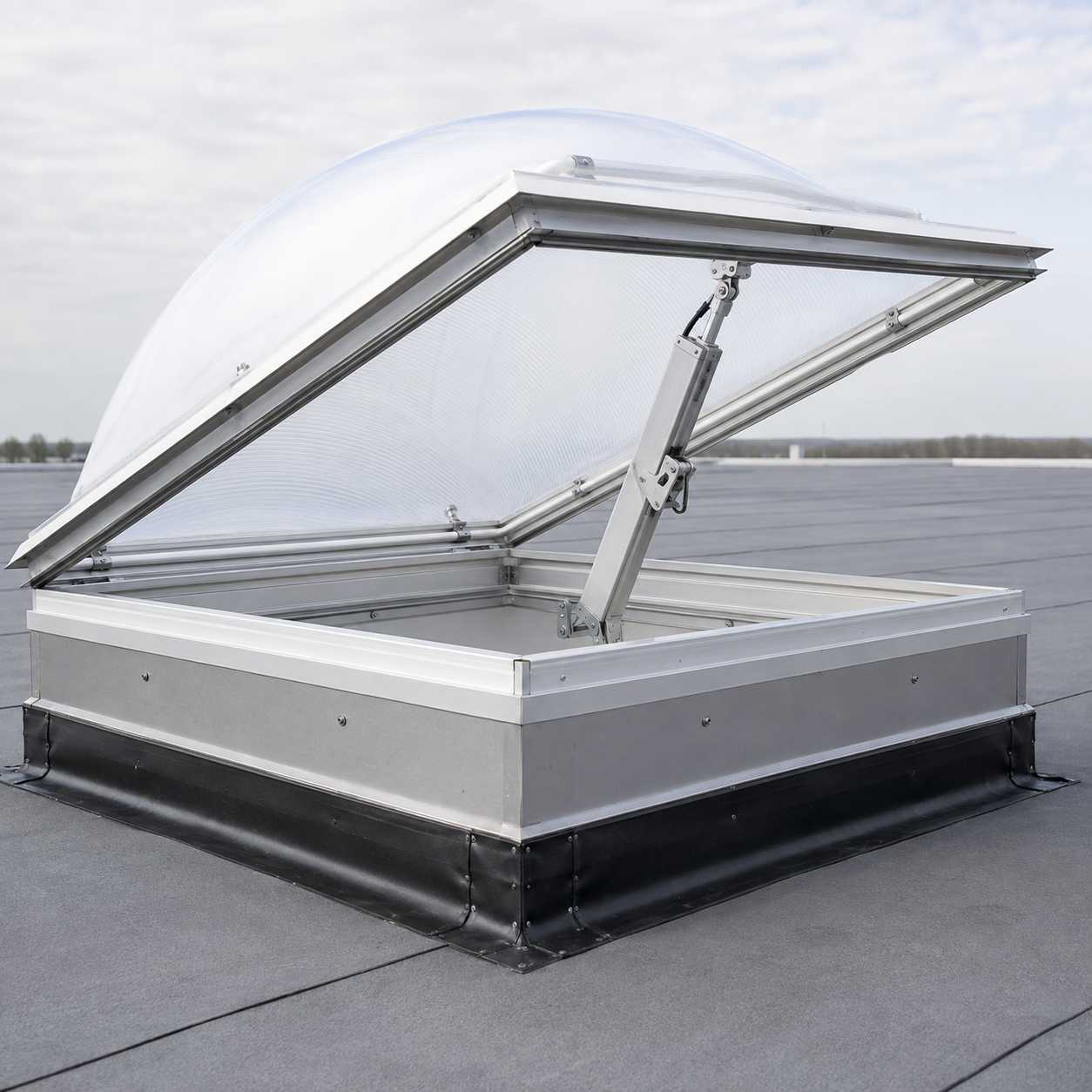 Geöffnete Rauchabzugs-Lichtkuppel mit sichtbarem Antrieb auf einem industriellen Flachdach