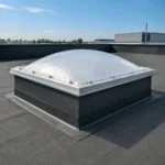 Transluzente Lichtkuppel auf einem rechteckigen Aufsatzkranz eines abgedichteten Flachdachs